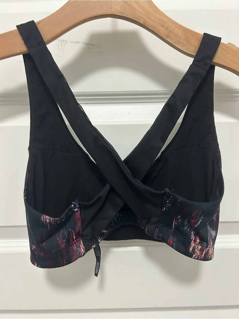 Victoria Sport Cross-Back Black Abstract-Print Sports Bra